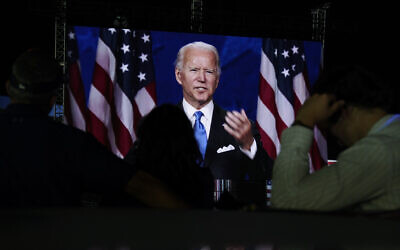 Des partisans regardent le candidat démocrate à la présidence américaine Joe Biden aux abords du lieu de la convention démocrate, au dernier jour de cette dernière, au Chase Center de Wilmington, dans le  Delaware, le 20 août 2020 (Crédit : Carolyn Kaster/AP)