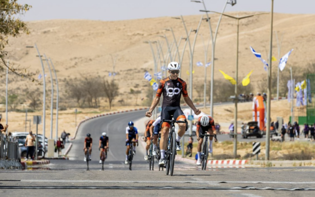 Guy Timor, cycliste de l’équipe d’Israël, le 6 juin 2024. (Crédit : Capture d’écran X/Ido Rakovsky/Nimrod Hanegbi et Rotem Faber ; utilisée conformément à l'article 27a de la loi sur le droit d'auteur) Guy Timor, cycliste de l’équipe d’Israël, le 6 juin 2024. (Crédit : Capture d’écran X/Ido Rakovsky/Nimrod Hanegbi et Rotem Faber ; utilisée conformément à l'article 27a de la loi sur le droit d'auteur)