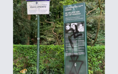 La plaque d’hommage à trois résistants belges taguée par des croix gammées, à Bruxelles, en juillet 2024. (Crédit : Jeremie Tojerow / Instagram)
