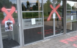 La façade du bâtiment qui abrite le groupe Christians for Israel vandalisé par le groupe écologiste d'extrême gauche Extinction Rebellion, à proximité d'Utrecht, au Pays-Bas, le 9 juillet 2024. (Crédit : Capture d'écran X/Sander ; utilisée conformément à la clause 27a de la loi sur le droit d'auteur)
