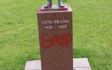 La statue d'Anne Frank vandalisée à l'aide de peinture rouge et du mot "Gaza" écrit sur le piédestal, à Amsterdam, le 9 juillet 2024. (Crédit : Capture d’écran X/Centre d'information et de documentation sur Israël ; utilisée conformément à la clause 27a de la loi sur le droit d'auteur)