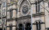Une banderole sur laquelle on peutlire "sanctionnez Israël" placée sur la plus ancienne synagogue de Sydney, en Australie, le 14 juillet 2024. (Crédit : Capture d'écran X/Conseil des députés juifs de Nouvelle-Galles du Sud ; utilisée conformément à l'article 27a de la loi sur les droits d'auteur)