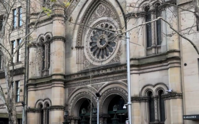 Une banderole sur laquelle on peutlire "sanctionnez Israël" placée sur la plus ancienne synagogue de Sydney, en Australie, le 14 juillet 2024. (Crédit : Capture d'écran X/Conseil des députés juifs de Nouvelle-Galles du Sud ; utilisée conformément à l'article 27a de la loi sur les droits d'auteur)