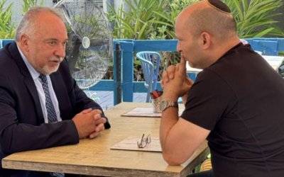 Le chef du parti Yisrael Beytenu, Avigdor Liberman (à gauche) et l'ancien Premier ministre Naftali Bennett, dans le centre-ville de Tel Aviv, le 17 juillet 2024. (Crédit  : Capture d’écran X/Yanir Cozin ; utilisée conformément à l'article 27a de la loi sur les droits d'auteur)