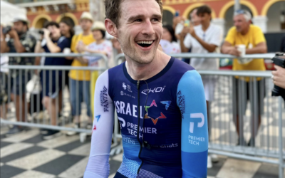 Derek Gee, arrivé 9e au prestigieux Tour de France avec l’équipe Israel-Premier Tech, à Nice, le 22 juillet 2024. (Crédit : Capture d’écran Israel Premier Tech/X ; utilisée conformément à l'article 27a de la loi sur le droit d'auteur)