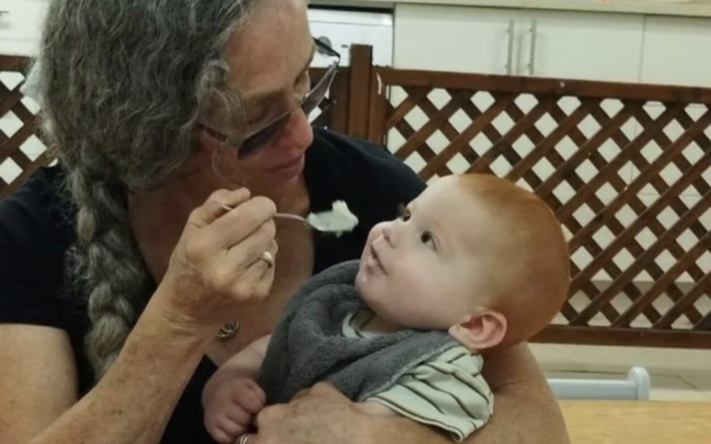 Maya Goren nourrissant Kfir Bibas, sur une photo non datée prise au kibboutz Nir Oz avant le pogrom perpétré par le groupe terroriste palestinien du Hamas le 7 octobre dans le sud d'Israël. (Crédit : Capture d’écran X/@restart_israel ; utilisée conformément à l'article 27a de la loi sur le droit d'auteur) Maya Goren nourrissant Kfir Bibas, sur une photo non datée prise au kibboutz Nir Oz avant le pogrom perpétré par le groupe terroriste palestinien du Hamas le 7 octobre dans le sud d'Israël. (Crédit : Capture d’écran X/@restart_israel ; utilisée conformément à l'article 27a de la loi sur le droit d'auteur)