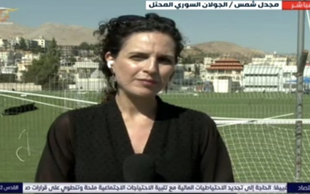 Hanaa Mahameed, journaliste de la chaîne libanaise affiliée au Hezbollah Al Mayadeen, faisant un reportage télévisé depuis le terrain de football où douze enfants ont été tués par une roquette du groupe terroriste chiite libanais, à Majdal Shams, sur le plateau du Golan, le 28 juillet 2024. (Crédit : Capture d’écran X/@haimomri ; utilisée conformément à la clause 27a de la loi sur le droit d'auteur) Hanaa Mahameed, journaliste de la chaîne libanaise affiliée au Hezbollah Al Mayadeen, faisant un reportage télévisé depuis le terrain de football où douze enfants ont été tués par une roquette du groupe terroriste chiite libanais, à Majdal Shams, sur le plateau du Golan, le 28 juillet 2024. (Crédit : Capture d’écran X/@haimomri ; utilisée conformément à la clause 27a de la loi sur le droit d'auteur)