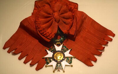 Croix de chevalier de l'ordre national de la légion d'honneur, modèle IIIe République. (Crédit : Chatsam, CC BY-SA 3.0)