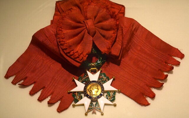 Croix de chevalier de l'ordre national de la légion d'honneur, modèle IIIe République. (Crédit : Chatsam, CC BY-SA 3.0) Croix de chevalier de l'ordre national de la légion d'honneur, modèle IIIe République. (Crédit : Chatsam, CC BY-SA 3.0)