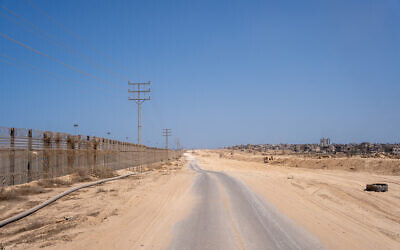 Vue du corridor Philadelphi, la zone frontalière entre l'Égypte et la bande de Gaza, à Rafah, le 18 juin 2024. (Crédit : Emanuel Fabian/Times of Israel)