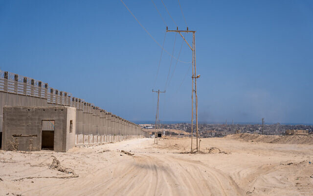 Une vue de Rafah, dans le sud de Gaza, depuis le Corridor Philadelphi sur la frontière avec l'Égypte, le 18 juin 2024. (Crédit : Emanuel Fabian/Times of Israel)