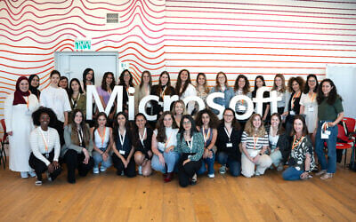 6ème session du programme FemForward avec les 33 participantes dans les bureaux de Microsoft.
(Crédit : Dmitry Pogosov) 6ème session du programme FemForward avec les 33 participantes dans les bureaux de Microsoft.
(Crédit : Dmitry Pogosov)