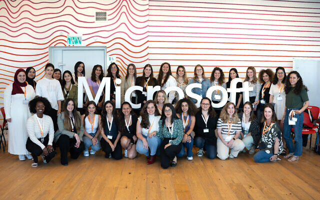6ème session du programme FemForward avec les 33 participantes dans les bureaux de Microsoft. 
(Crédit : Dmitry Pogosov)