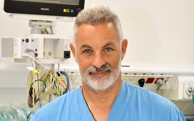 Le Dr. Eyal Sela, chirurgien au centre hospitalier de Galilée, sur une photo non datée. (Crédit : Roni Albert) Le Dr. Eyal Sela, chirurgien au centre hospitalier de Galilée, sur une photo non datée. (Crédit : Roni Albert)
