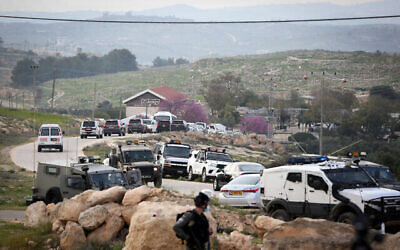 Sous haute sécurité, le Premier ministre Benjamin Netanyahu arrive sur le site de l’ancienne Susya, dans l’enclave palestinienne de Yatta, près de la ville cisjordanienne de Hébron, le 14 mars 2021. (Crédit : Wisam Hashlamoun/FLASH90)