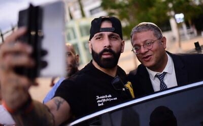 Le député Itamar Ben Gvir et le rappeur, blogueur et activiste Yoav Eliasi lors d'une manifestation, à Tel Aviv, le 16 août 2022. (Crédit : Tomer Neuberg/Flash90) Le député Itamar Ben Gvir et le rappeur, blogueur et activiste Yoav Eliasi lors d'une manifestation, à Tel Aviv, le 16 août 2022. (Crédit : Tomer Neuberg/Flash90)