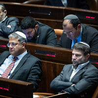 Itamar Ben Gvir (à gauche) et Bezalel Smotrich, à la Knesset, à Jérusalem, le 21 novembre 2022. (Crédit : Yonatan Sindel/Flash90)