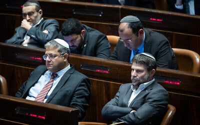Itamar Ben Gvir (à gauche) et Bezalel Smotrich, à la Knesset, à Jérusalem, le 21 novembre 2022. (Crédit : Yonatan Sindel/Flash90)