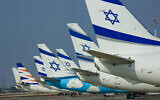 Des avions d'El Al sur le tarmac de l'aéroport international Ben Gurion, en Israël, le 4 octobre 2022. (Crédit : Moshe Shai/ Flash90)