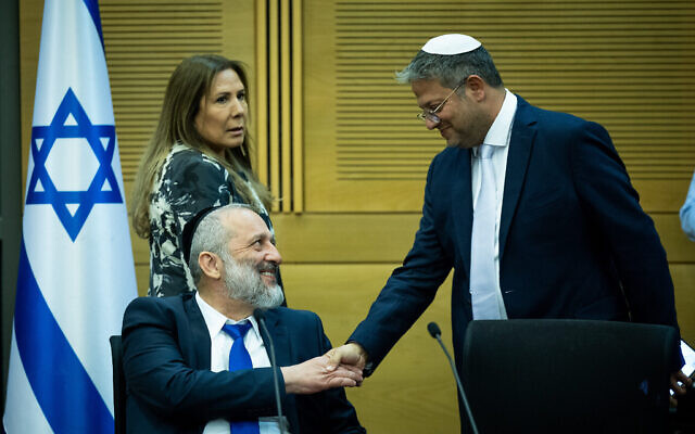 Le ministre de la Sécurité nationale Itamar Ben Gvir et le chef du parti Shas Aryeh Deri assistant à une réunion sur le vote prévu du budget de l'État, à la Knesset, à Jérusalem, le 23 mai 2023. (Crédit : Yonatan Sindel/Flash90)