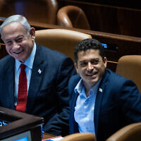 Le Premier ministre Benjamin Netanyahu (à gauche) aux côtés du ministre des Affaires de la Diaspora Amichaï Chikli, lors du plénum de la Knesset, à Jérusalem, le 26 juin 2023. (Crédit : Yonatan Sindel/Flash90)