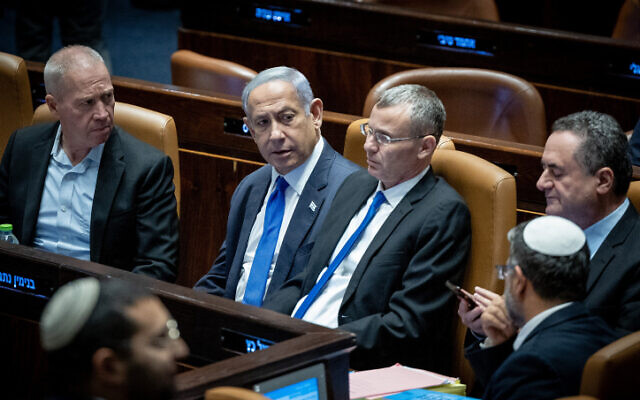 Le ministre de la Justice Yariv Levin (2e à partir de la gauche) entouré du Premier ministre Benjamin Netanyahu et du ministre de la Défense Yoav Gallant à sa droite, et du ministre de l'Infrastructure nationale Israel Katz lors d'un vote sur le projet de loi de limitation du caractère raisonnable, au plénum de la Knesset, le 24 juillet 2023. (Crédit : Yonatan Sindel/Flash90)