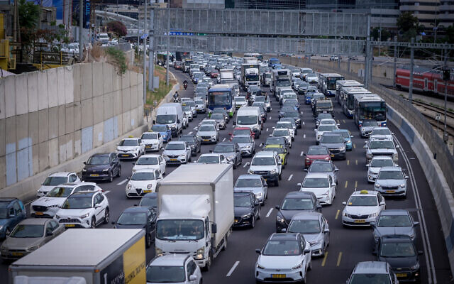 Illustration : Embouteillages sur l'autoroute Ayalon, à Tel Aviv, le 18 octobre 2023. (Crédit : Avshalom Sassoni/Flash90) Illustration : Embouteillages sur l'autoroute Ayalon, à Tel Aviv, le 18 octobre 2023. (Crédit : Avshalom Sassoni/Flash90)