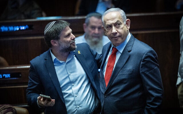 Le Premier ministre Benjamin Netanyahu (à droite) et le ministre des Finances Bezalel Smotrich assistant à un vote sur le budget de l'État, à la Knesset, à Jérusalem, le 13 mars 2024. (Crédit : Yonatan Sindel/Flash90)