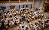 Illustration : Des étudiants haredim étudient à la yeshiva Kamenitz, à Jérusalem, le 22 août 2023. (Chaim Goldberg/Flash90)