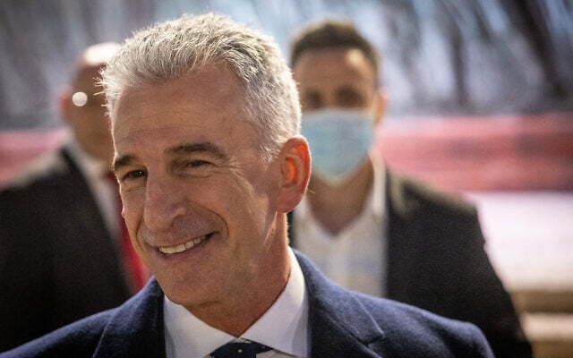 Le chef du Mossad, David Barnea, assistant à une cérémonie au mémorial de la Shoah de Yad Vashem ,à Jérusalem, le jour de la commémoration de la Shoah, le 5 mai 2024. (Crédit : Chaïm Goldberg/Flash90)