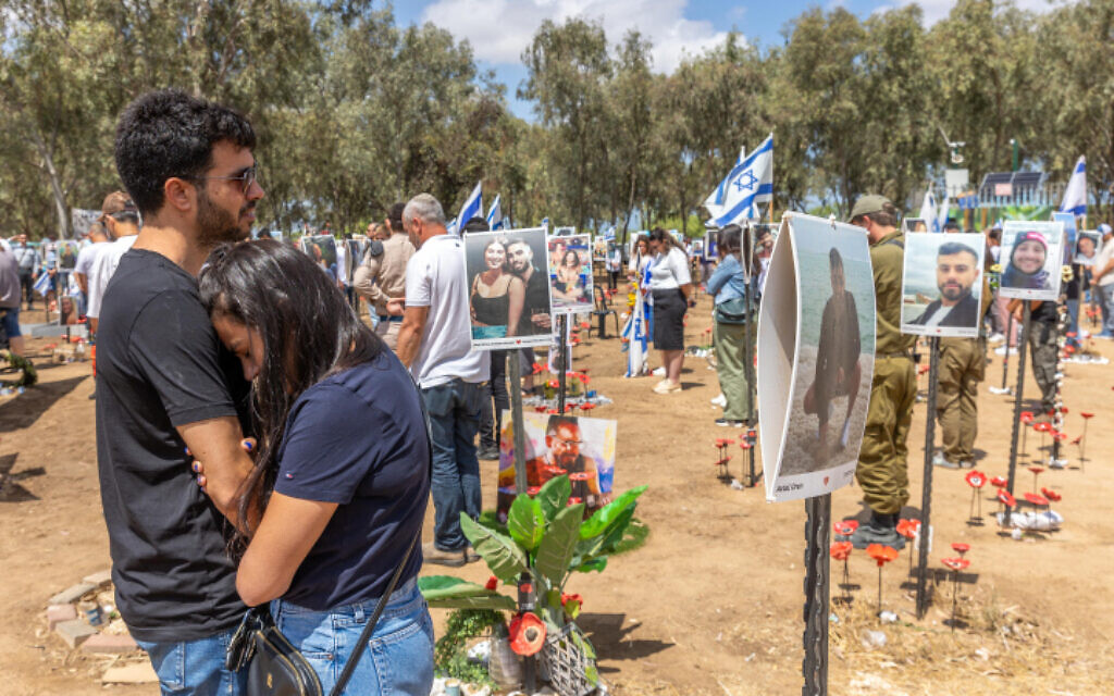 Familles endeuillées, amis et soldats sur le site du massacre du Festival Supernova, à proximité du kibboutz Reïm, près de la frontière entre Israël et la bande de Gaza, le 13 mai 2024. (Crédit : Yossi Aloni/Flash90) Familles endeuillées, amis et soldats sur le site du massacre du Festival Supernova, à proximité du kibboutz Reïm, près de la frontière entre Israël et la bande de Gaza, le 13 mai 2024. (Crédit : Yossi Aloni/Flash90)
