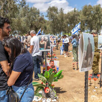 Familles endeuillées, amis et soldats sur le site du massacre du Festival Supernova, à proximité du kibboutz Reïm, près de la frontière entre Israël et la bande de Gaza, le 13 mai 2024. (Crédit : Yossi Aloni/Flash90)