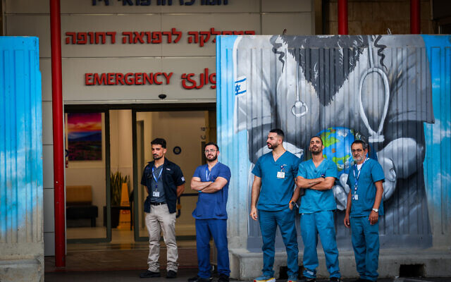 Les équipes médicales attendent des blessés à l'entrée de l'hôpital Ziv de Safed après une attaque au drone contre le village druze de Hurfeish, dans le nord du pays, le 5 juin 2024. (Crédit : David Cohen/Flash90)