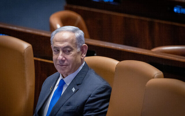 Le Premier ministre Benjamin Netanyahu assistant à un débat au plénum de la Knesset, à Jérusalem, le 24 juin 2024. (Crédit : Chaïm Goldberg/Flash90)
