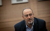 Le député du Likud Nissim Vaturi s'exprimant lors d'une réunion de la commission des Affaires étrangères et de la Défense sur le projet de loi ultra-orthodoxe, à la Knesset, à Jérusalem, le 25 juin 2024. (Crédit : Chaïm Goldberg/Flash90)