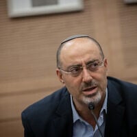 Le député du Likud Nissim Vaturi s'exprimant lors d'une réunion de la commission des Affaires étrangères et de la Défense sur le projet de loi ultra-orthodoxe, à la Knesset, à Jérusalem, le 25 juin 2024. (Crédit : Chaïm Goldberg/Flash90)