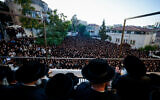 Des milliers d'ultra-orthodoxes lors d'un rassemblement contre le service militaire des jeunes ultra-orthodoxes dans le quartier Mea Sharim de Jérusalem, le 30 juin 2024. (Crédit : Chaim Goldberg/Flash90)