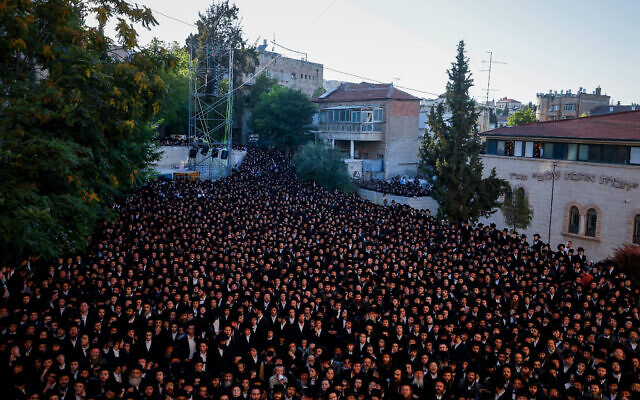 Des milliers d'ultra-orthodoxes lors d'un rassemblement contre le service militaire des jeunes ultra-orthodoxes dans le quartier Mea Sharim de Jérusalem, le 30 juin 2024. (Crédit : Chaim Goldberg/Flash90)