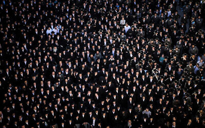 Des milliers d'ultra-orthodoxes assistent à un rassemblement contre la conscription des étudiants de yeshiva haredim, dans le quartier de Mea Shearim à Jérusalem, le 30 juin 2024. (Chaim Goldberg/Flash90)