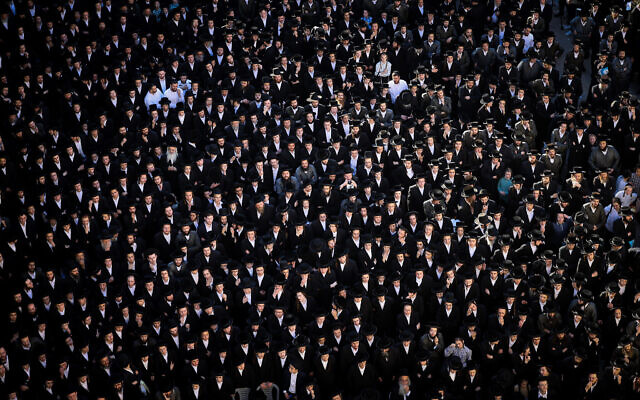 Des milliers d'ultra-orthodoxes lors d'un rassemblement contre le service militaire des jeunes ultra-orthodoxes dans le quartier Mea Sharim de Jérusalem, le 30 juin 2024. (Crédit : Chaim Goldberg/Flash90)