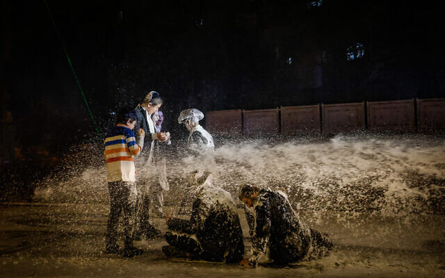 La police utilise un canon à eau pour disperser les manifestants pendant une manifestation contre le service militaire des jeunes ultra-orthodoxes dans le quartier Mea Sharim de Jérusalem, le 30 juin 2024. (Crédit : Chaim Goldberg/Flash90)