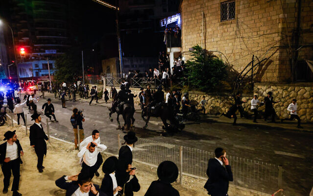 La police se heurtant aux manifestants pendant un rassemblement contre le service militaire des jeunes ultra-orthodoxes, à Jérusalem, le 30 juin 2024. (Crédit : Chaïm Goldberg/Flash90)