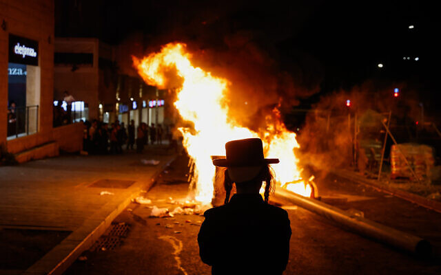 La police se heurte aux manifestants pendant un rassemblement contre le service militaire des jeunes ultra-orthodoxes à Jérusalem, le 30 juin 2024. (Crédit : Chaim Goldberg/Flash90)