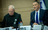 Le ministre de la Défense Yoav Gallant (à droite) et le président de la commission des Affaires étrangères et de la Défense Yuli Edelstein assistant à une réunion de la commission sur le projet de loi sur les ultra-orthodoxes, à la Knesset, à Jérusalem, le 1er juillet 2024. (Crédit : Yonatan Sindel/Flash90)