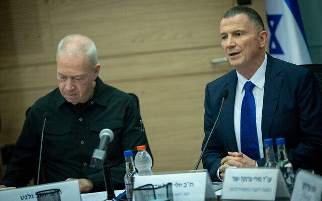 Le ministre de la Défense Yoav Gallant (à droite) et le président de la commission des Affaires étrangères et de la Défense Yuli Edelstein assistant à une réunion de la commission sur le projet de loi sur les ultra-orthodoxes, à la Knesset, à Jérusalem, le 1er juillet 2024. (Crédit : Yonatan Sindel/Flash90) Le ministre de la Défense Yoav Gallant (à droite) et le président de la commission des Affaires étrangères et de la Défense Yuli Edelstein assistant à une réunion de la commission sur le projet de loi sur les ultra-orthodoxes, à la Knesset, à Jérusalem, le 1er juillet 2024. (Crédit : Yonatan Sindel/Flash90)