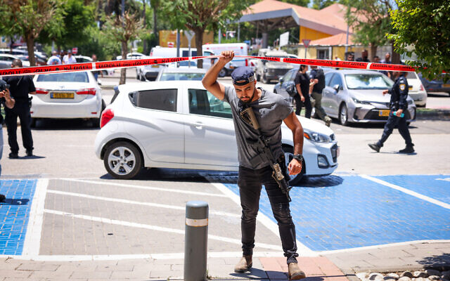 La police et les forces de sécurité aux abords du lieu d'une attaque au couteau à Karmiel, dans le nord d'Israël, le 3 juillet 2024. (Crédit : David Cohen/Flash90)
