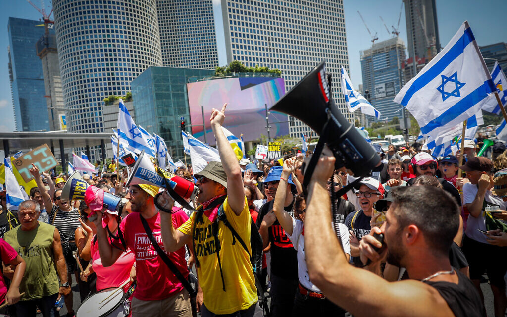 Des manifestants réclamant des élections et un accord sur les otages aux abords du siège de l'armée à Tel Aviv, le 7 juillet 2024. (Crédit : Miriam Alster/Flash90)