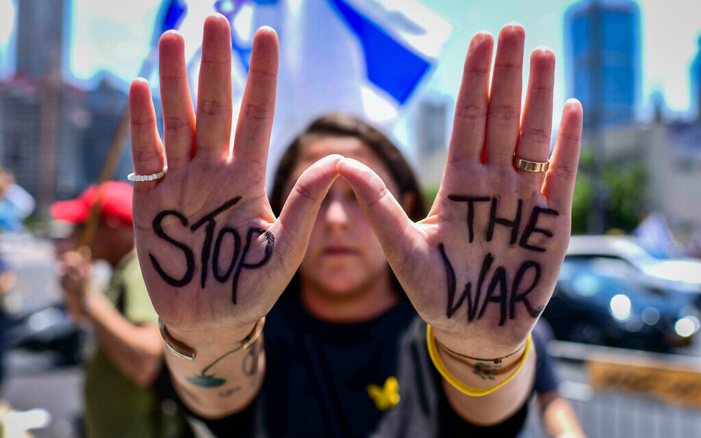 Une manifestante lors d'un rassemblement réclamant un accord sur les otages et de nouvelles élections aux abords des quartiers généraux de l'armée de la Kirya, à Tel Aviv, le 7 juillet 2024. (Crédit : Tomer Neuberg/Flash90)