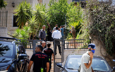 La police et les premiers intervenants sur les lieux où le corps d'un agent de l'administration pénitentiaire israélienne a été retrouvé mort dans l'implantation de Givon Hahadasha en Cisjordanie, le 8 juillet 2024. (Crédit : Chaim Goldberg/FLASH90)