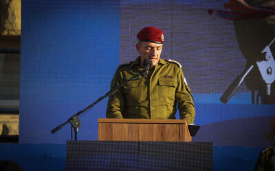Le chef d'état-major de l'armée israélienne, le lieutenant-général Herzi Halevi, s'exprimant lors d'une cérémonie de passation de pouvoirs, au siège du Commandement du Centre de Tsahal, à Jérusalem, le 8 juillet 2024. (Crédit : Oren Ben Hakoon/Flash90)